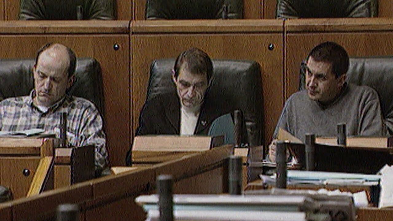 Imagen de archivo de 'Josu Ternera' (centro) junto a Arnaldo Otegi en el Parlamento Vasco en 2001. (Europa Press)