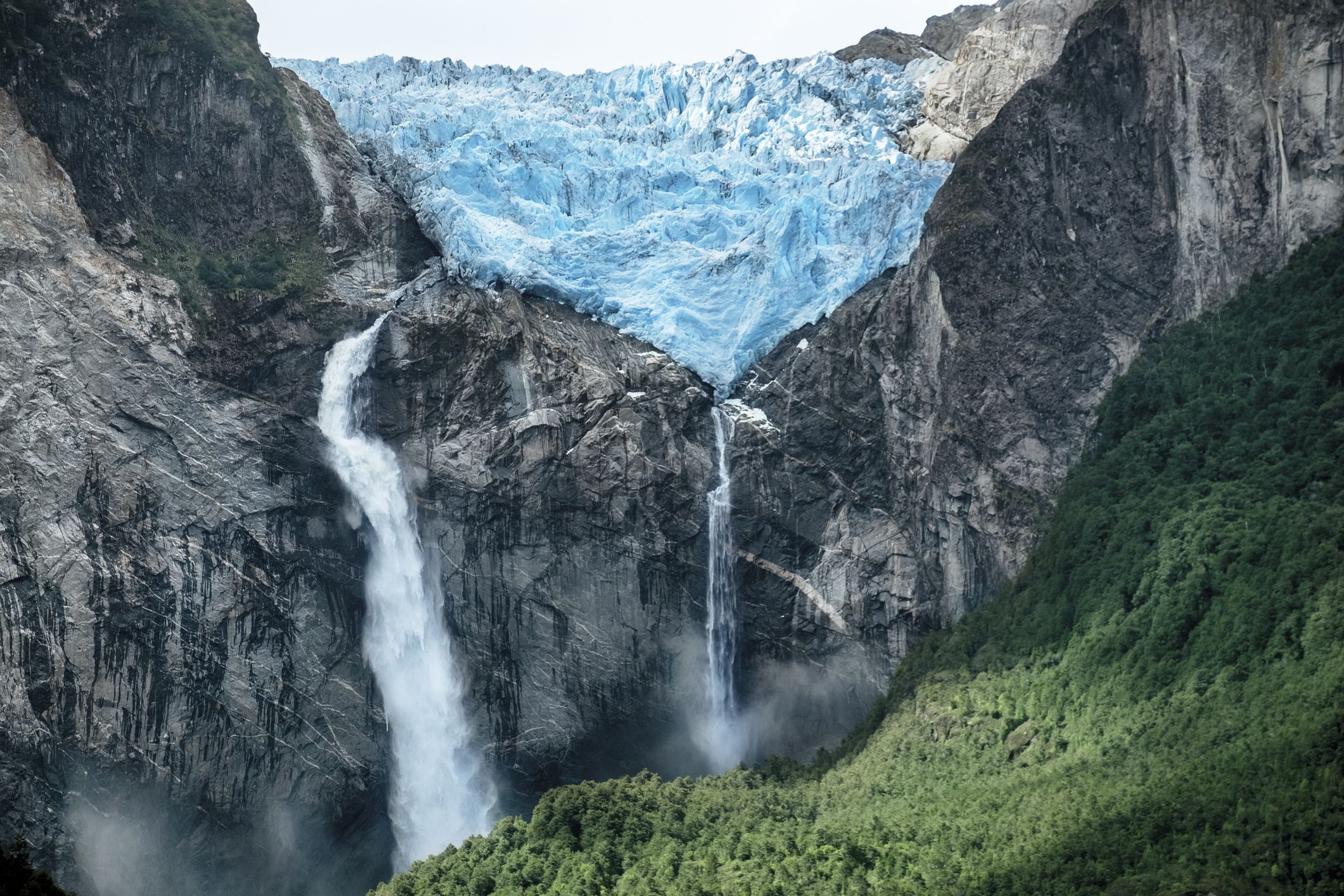 El deshielo de un enorme glaciar da lugar a una enorme cascada que salpica la cara de la cordillera de los Andes (Getty)