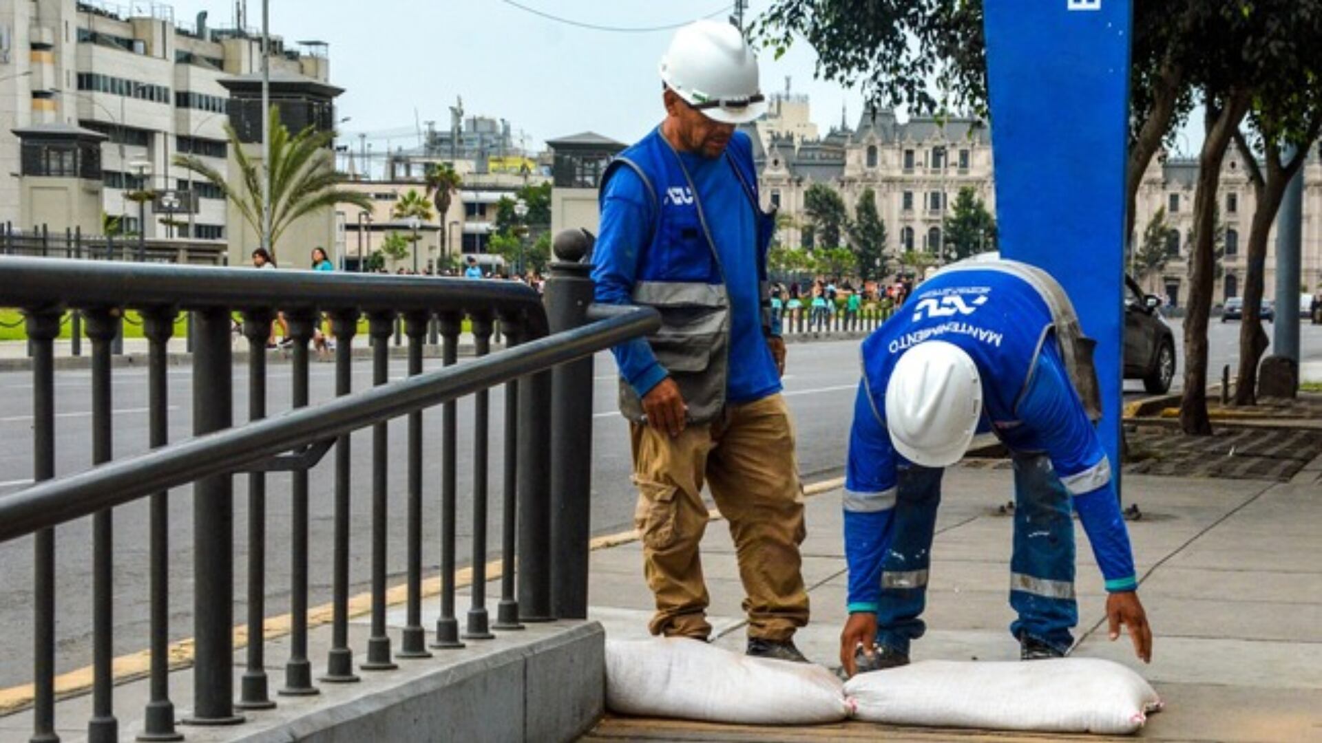 ATU coloca sacos de arenas en rampas de acceso peatonal de estaciones