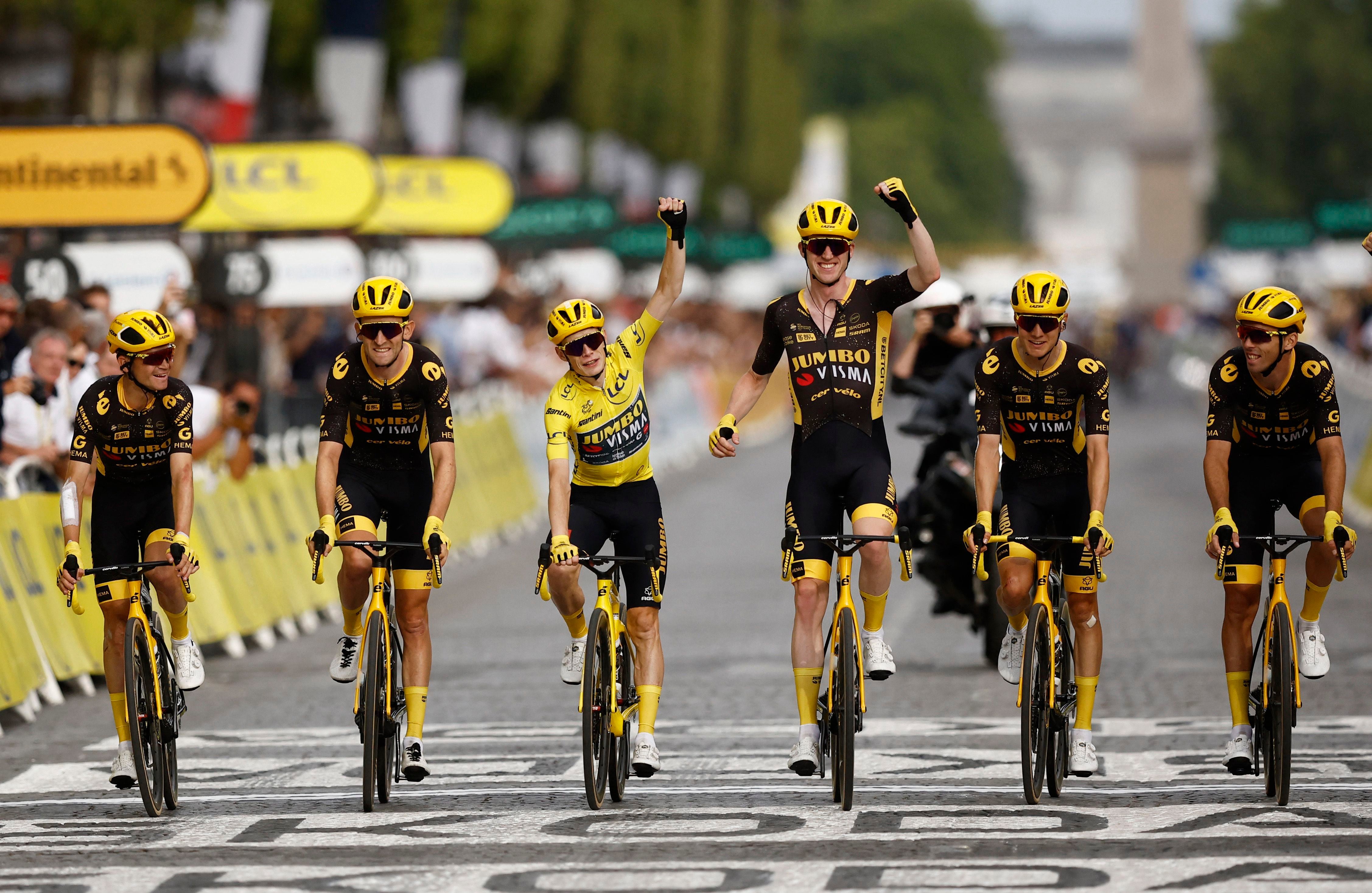 El Jumbo celebrando la victoria en el Tour 2023 (REUTERS/Stephane Mahe)