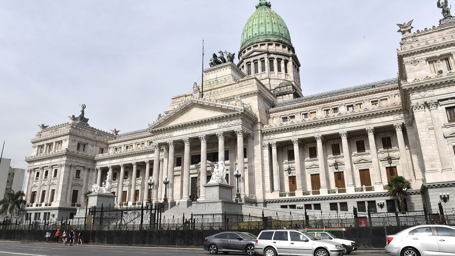 Debate de la Ley Ómnibus en el Congreso exterior seguridad vallado portada