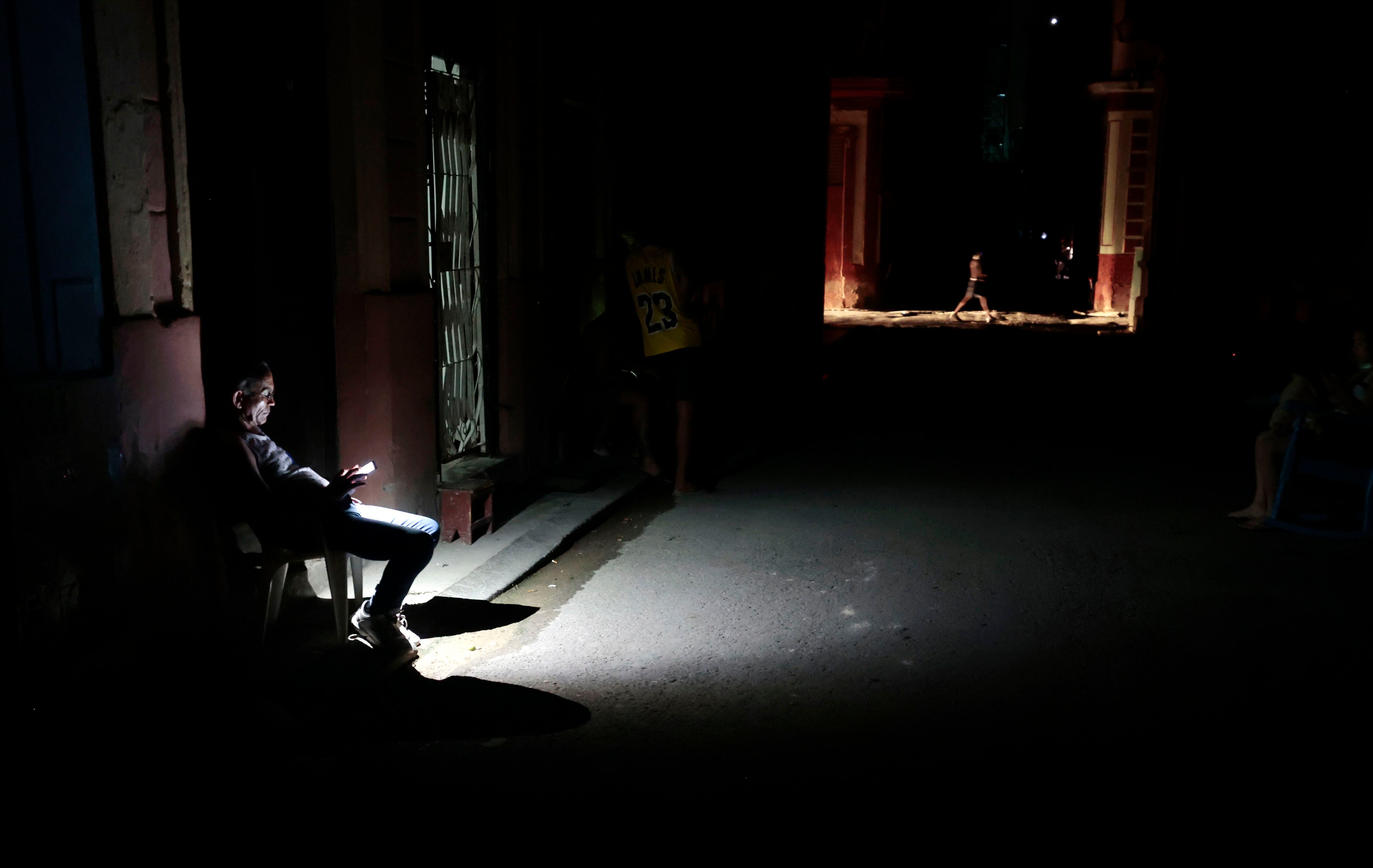 Un hombre revisa su celular durante un apagón en La Habana (Cuba), en una fotografía de archivo (EFE/Ernesto Mastrascusa)