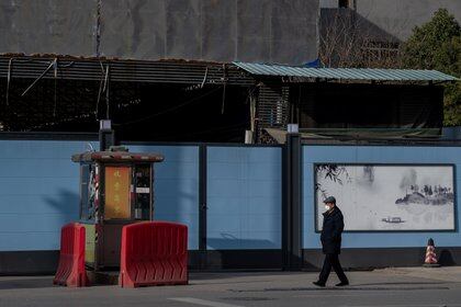 El mercado húmero de Wuhan permanece cerrado. (NICOLAS ASFOURI / AFP)