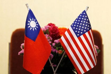 Banderas de Taiwán y Estados Unidos colocadas para una reunión entre el presidente del Comité de Asuntos Exteriores de la Cámara de Representantes de los Estados Unidos, Ed Royce, y Su Chia-chyuan, presidente del Legislativo Yuan en Taipei, Taiwán.