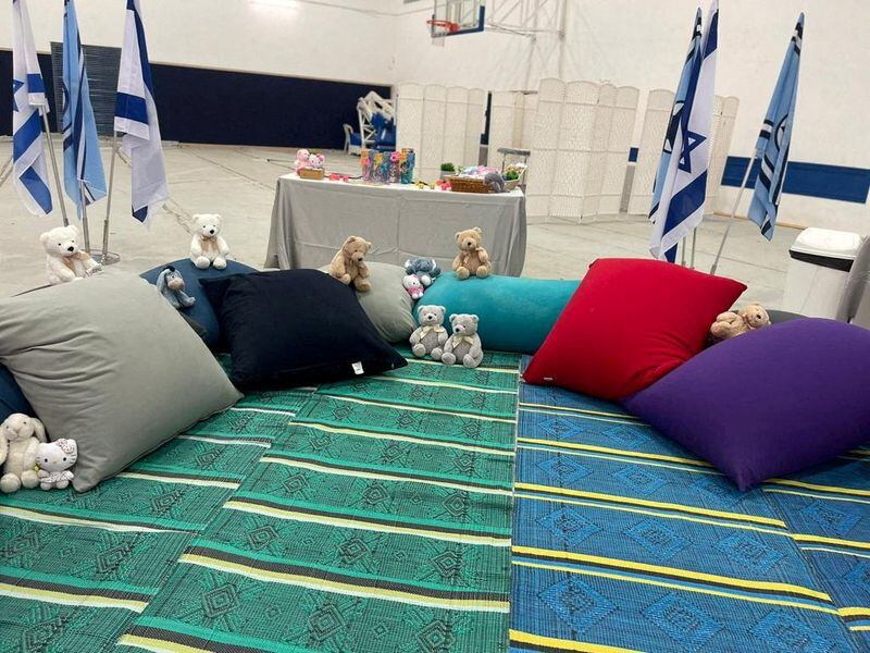 Animales de peluche y cojines esperan la llegada de los niños que han sido mantenidos como rehenes en la Franja de Gaza y que van a ser liberados como parte de un acuerdo entre Israel y el grupo islamista palestino Hamás, a cambio de la liberación de prisioneros palestinos, en un lugar no especificado en Israel, como se ve en una foto difundida el 24 de noviembre de 2023. Fuerzas de Defensa de Israel/Handout via REUTERS