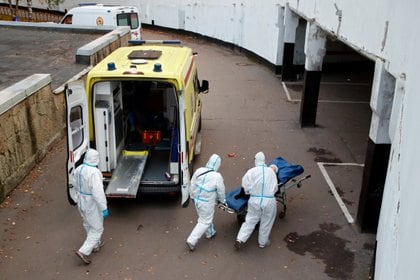 Medical specialists in protective gear transfer a patient to Aleksandrovskaya Hospital, amid the coronavirus disease (COVID-19) outbreak in Saint Petersburg, Russia, on October 9, 2020. (REUTERS / Anton Vaganov)