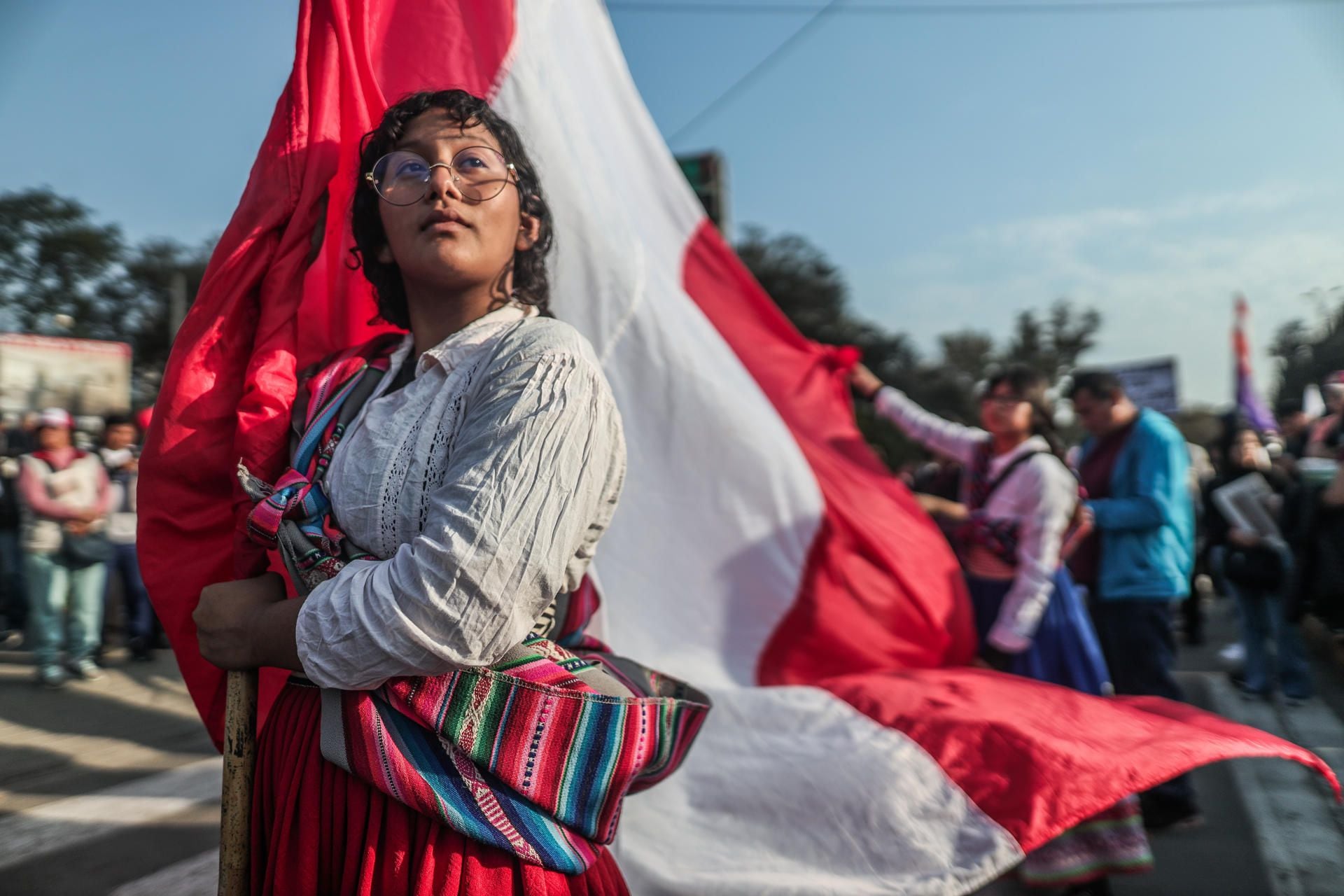 Manifestante protesta contra el gobierno de Dina Boluarte en Lima. Miembros de organizaciones sociales y sindicales participaron en una marcha a favor de la JNJ. Foto: EFE/ Aldair Mejia 