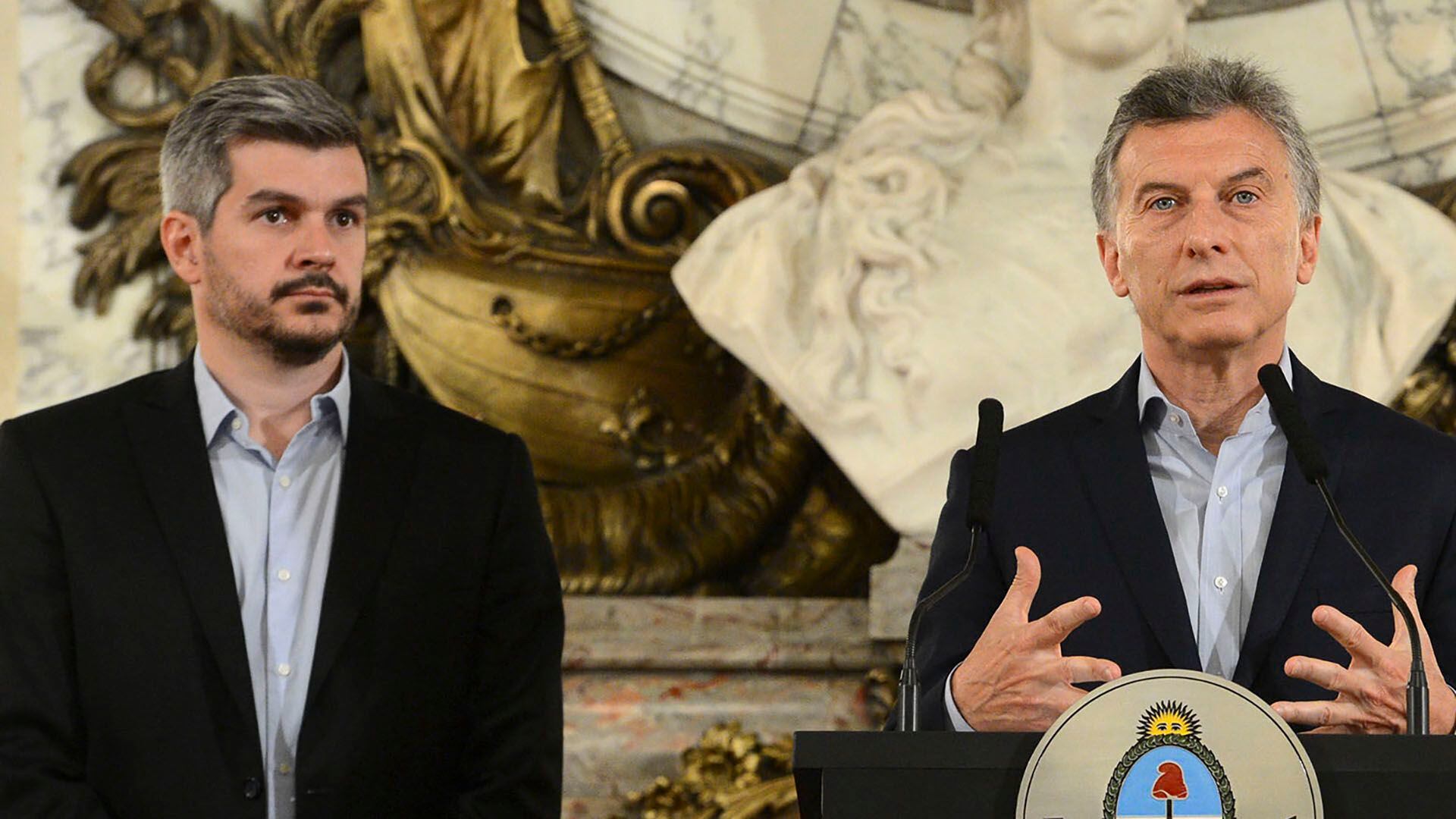 Marcos Peña y Mauricio Macri durante una conferencia de prensa en Casa Rosada (NA)