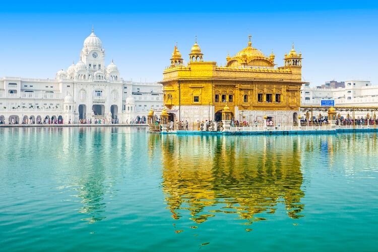 El Templo Dorado de Amritsar India tiene una arquitectura sij única. Construido a un nivel más bajo que el nivel de la tierra circundante, el gurudwara enseña la lección del igualitarismo y la humildad. Las cuatro entradas de este santuario sagrado en cuatro direcciones significan que todas las personas son igualmente bienvenidas (Shutterstock)