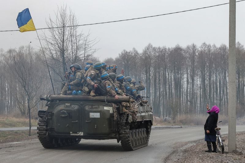 В Каменском несовершеннолетние парень и девушка подожгли машины военного и волонтера