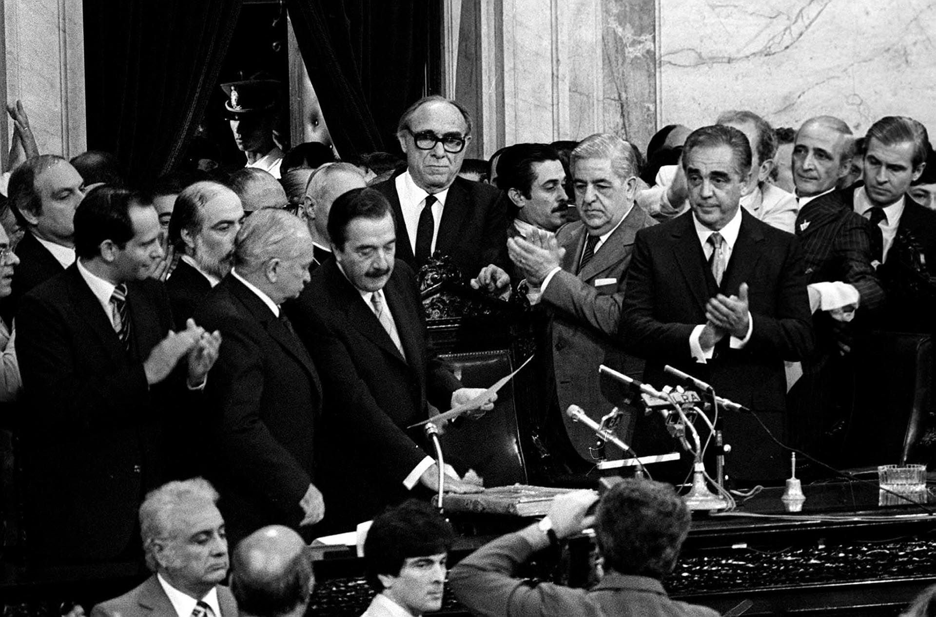 Raúl Alfonsín jura como presidente de Argentina en el Congreso, el 10 de diciembre de 1983, día que marca el regreso a la democracia (Foto: Archivo /Alberto Haliasz/Carlos Ventura)