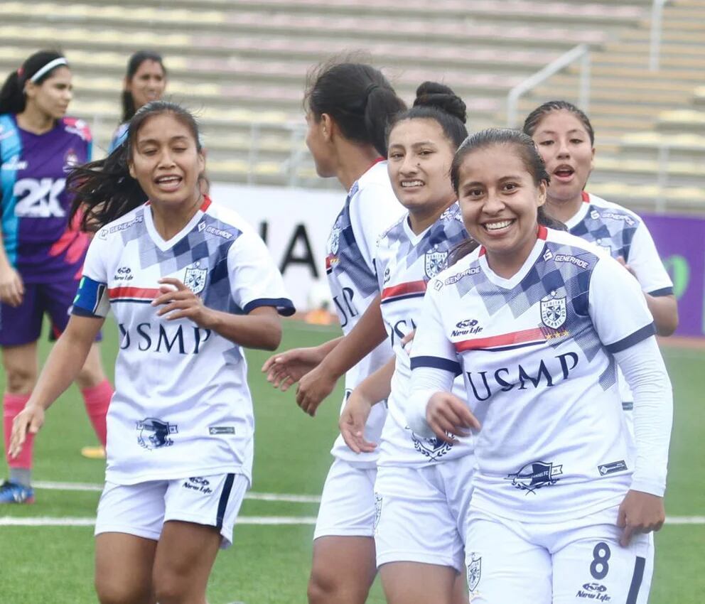 Invitamos a la 1ra división de fútbol femenino del club