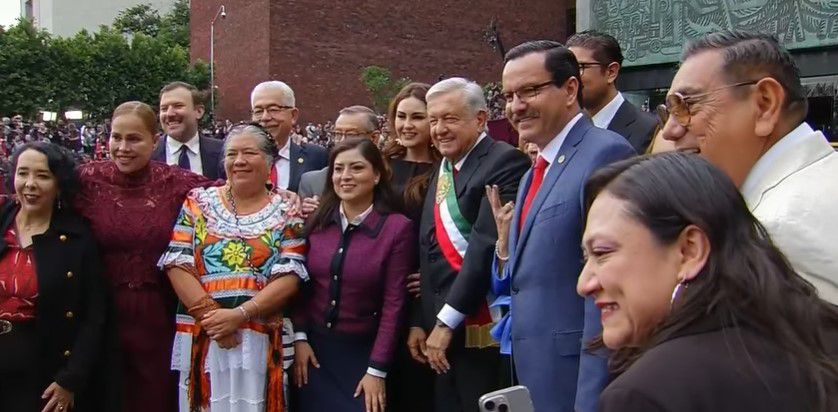 Así recibieron a AMLO en la entrada del Palacio Legislativo de San Lázaro. (Canal del Congreso)