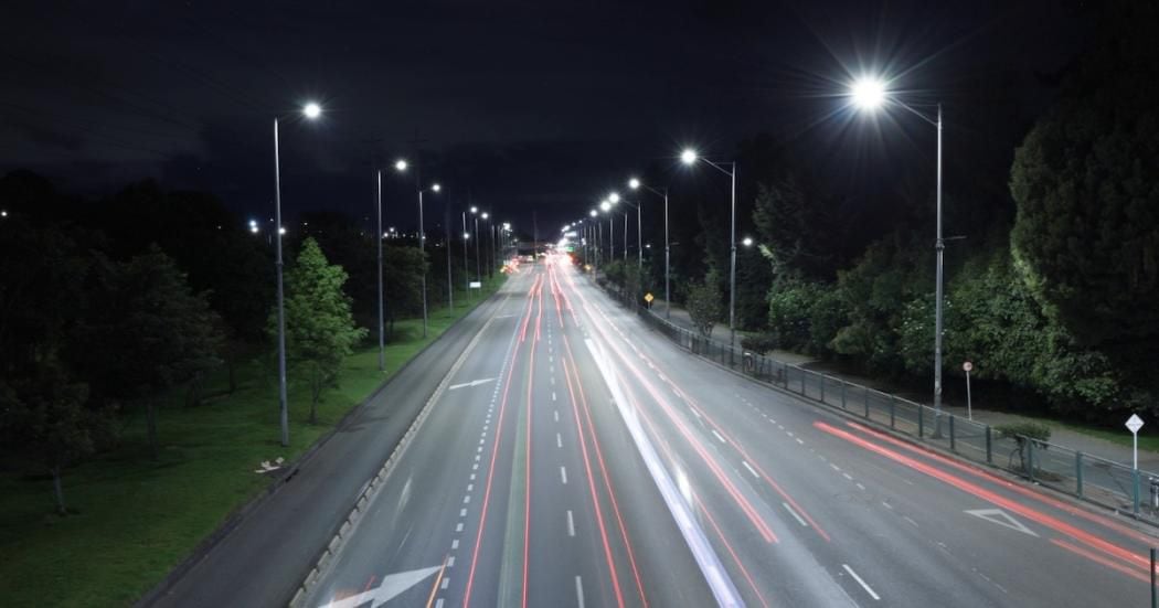 Si se usara el mismo enfoque para construir rutas y caminos, estacionamientos o entradas de vehículos, el concreto electrificado podría almacenar energía renovable y entregarla a los autos eléctricos a través de cargadores inductivos (UAESP)