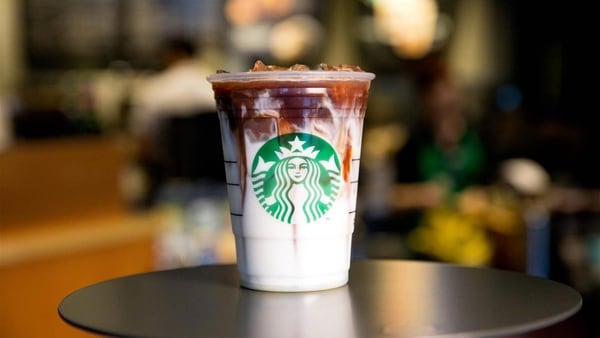 El negocio de Starbucks incluido en el acuerdo genera cerca de 2.000 millones de dólares anuales en ventas e incluye productos como el café en grano y molido, que Nestlé venderá en supermercados de todo el mundo