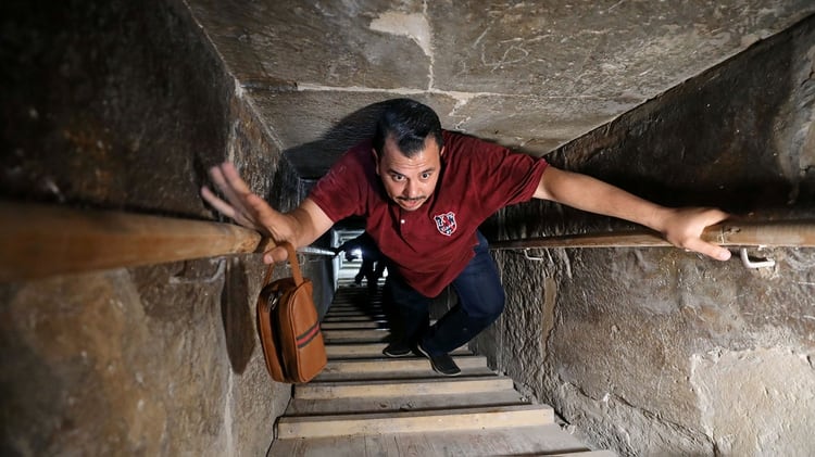 Un hombre se interna dentro de la Pirámide (Reuters)