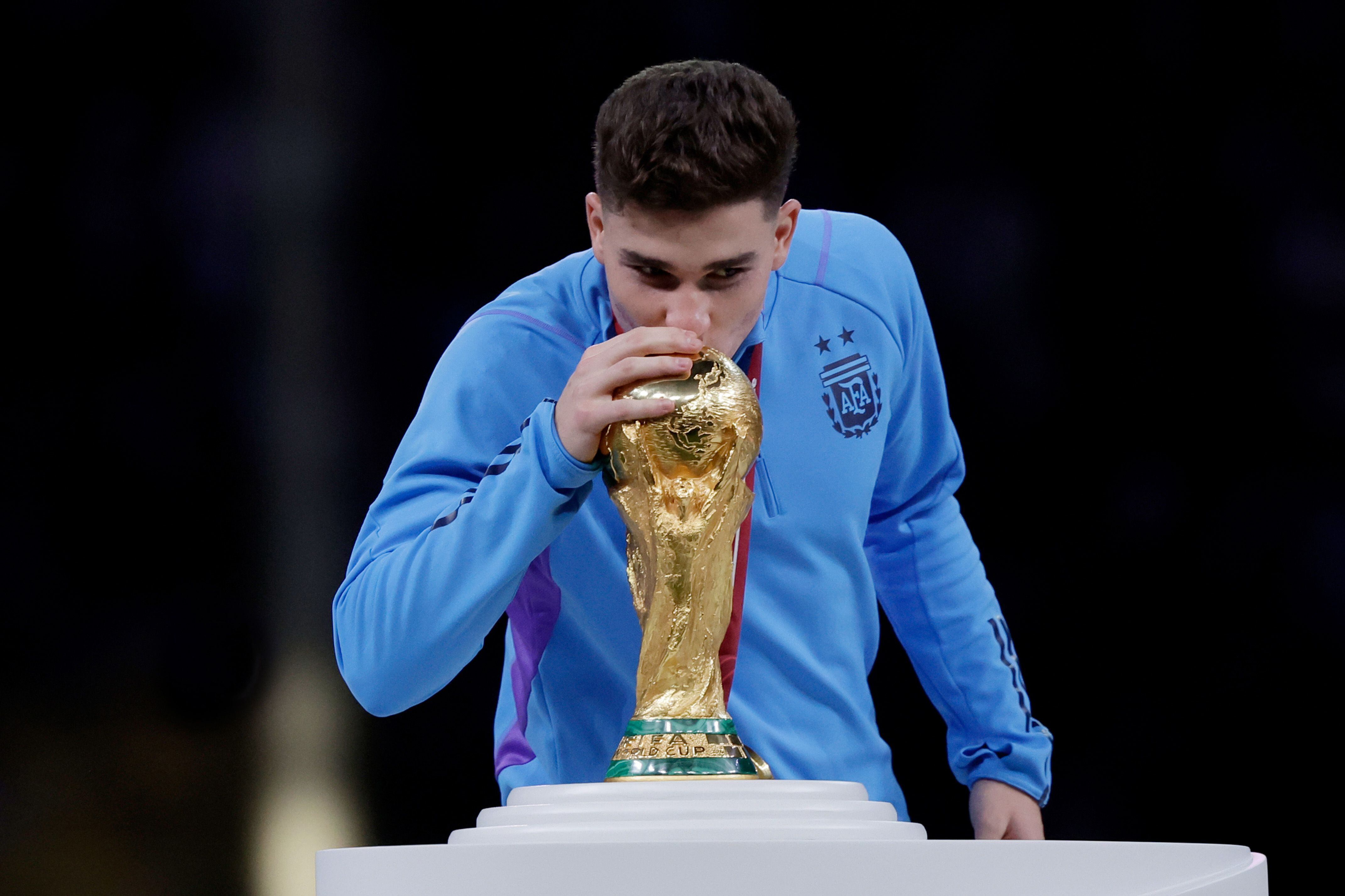 julian alvarez con la copa del mundo en qatar