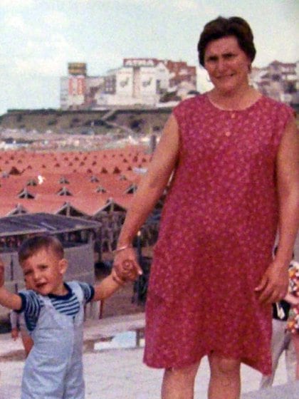 Fernando Prensa cuando era niño, con su mamá