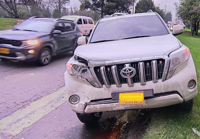 Una camioneta colisionó contra un separador en la autopista Norte - crédito Bogotá Tránsito