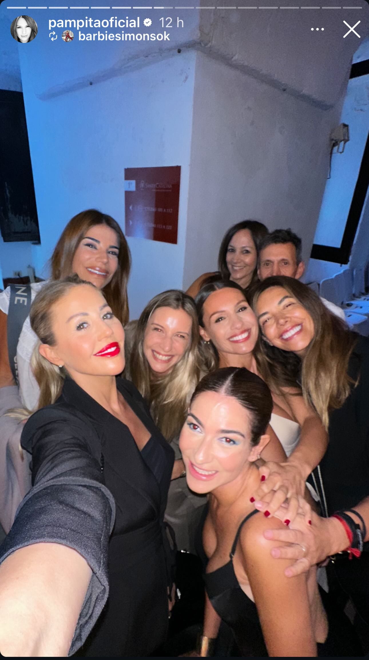 Pampita con amigas presente en el evento de Puli De María