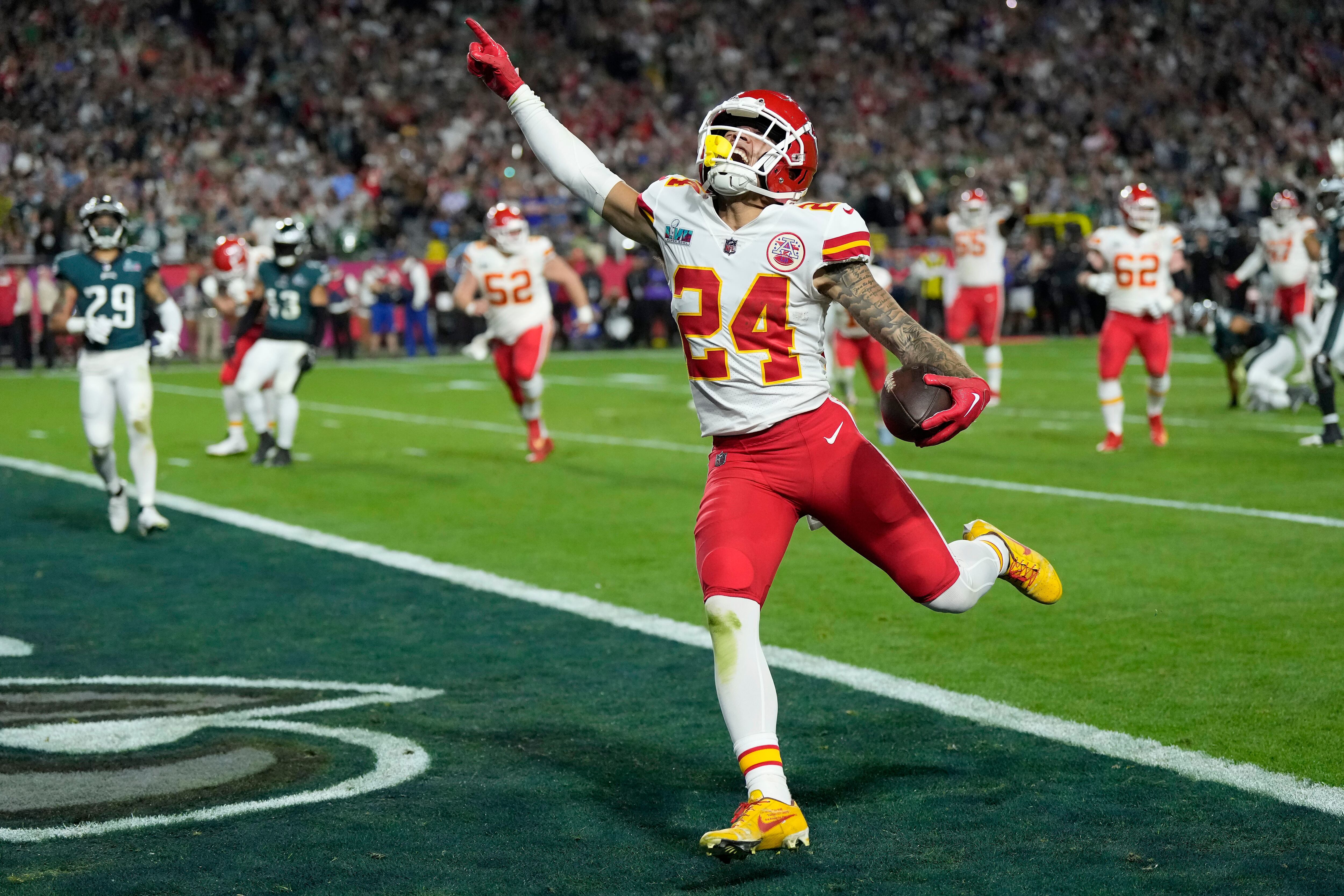 El wide receiver Skyy Moore (24) de los Chiefs de Kansas City celebrar al anota un touchdown ante los Eagles de Filadelfia durante el segundo tiempo del Super Bowl 57 en Glendale, Arizona, el domingo 12 de febrero de 2023. (AP Foto/Ashley Landis)