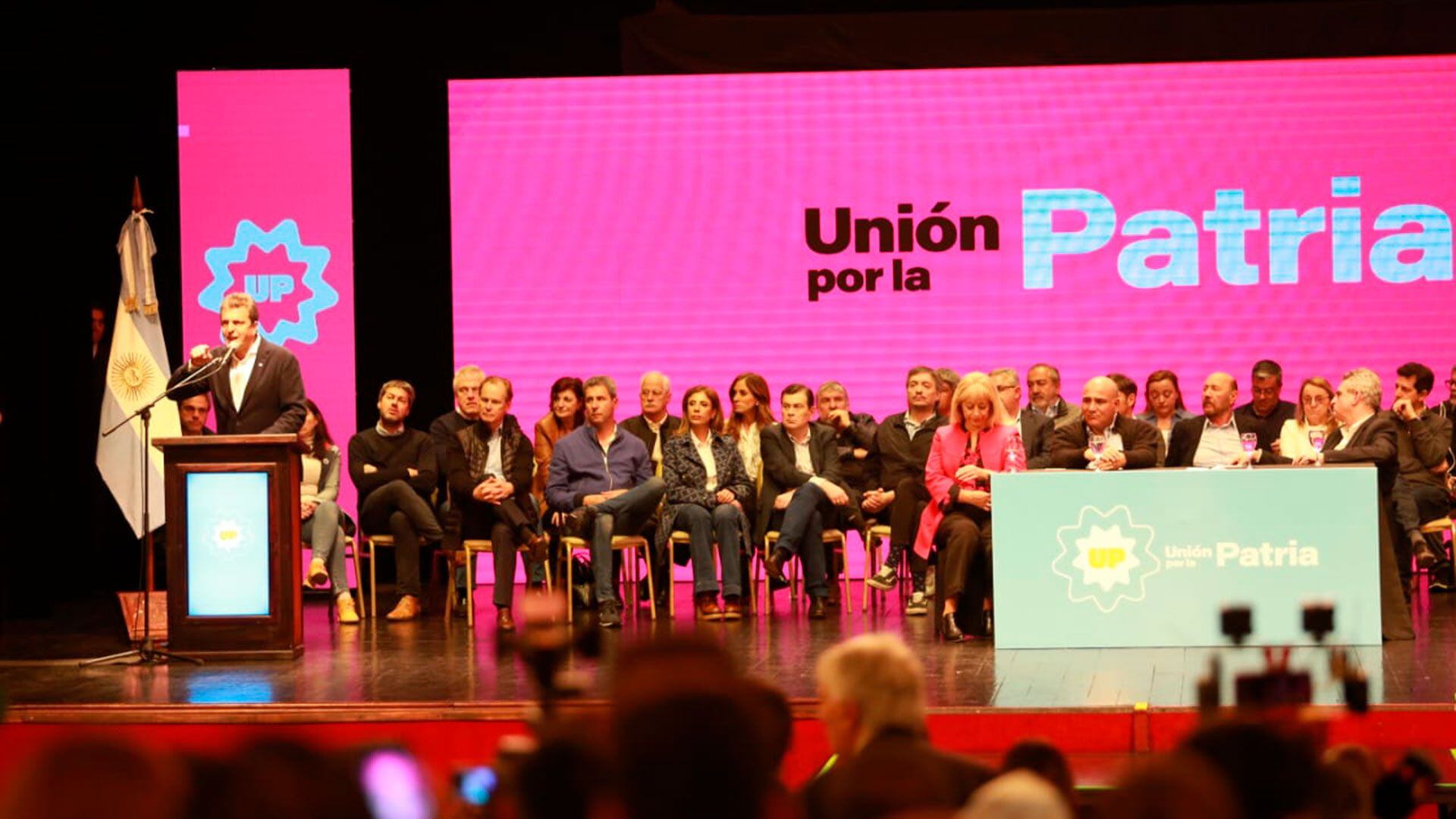 El acto de Massa en el Teatro Mercedes Sosa, de la capital tucumana. (Nicolás Nuñez)