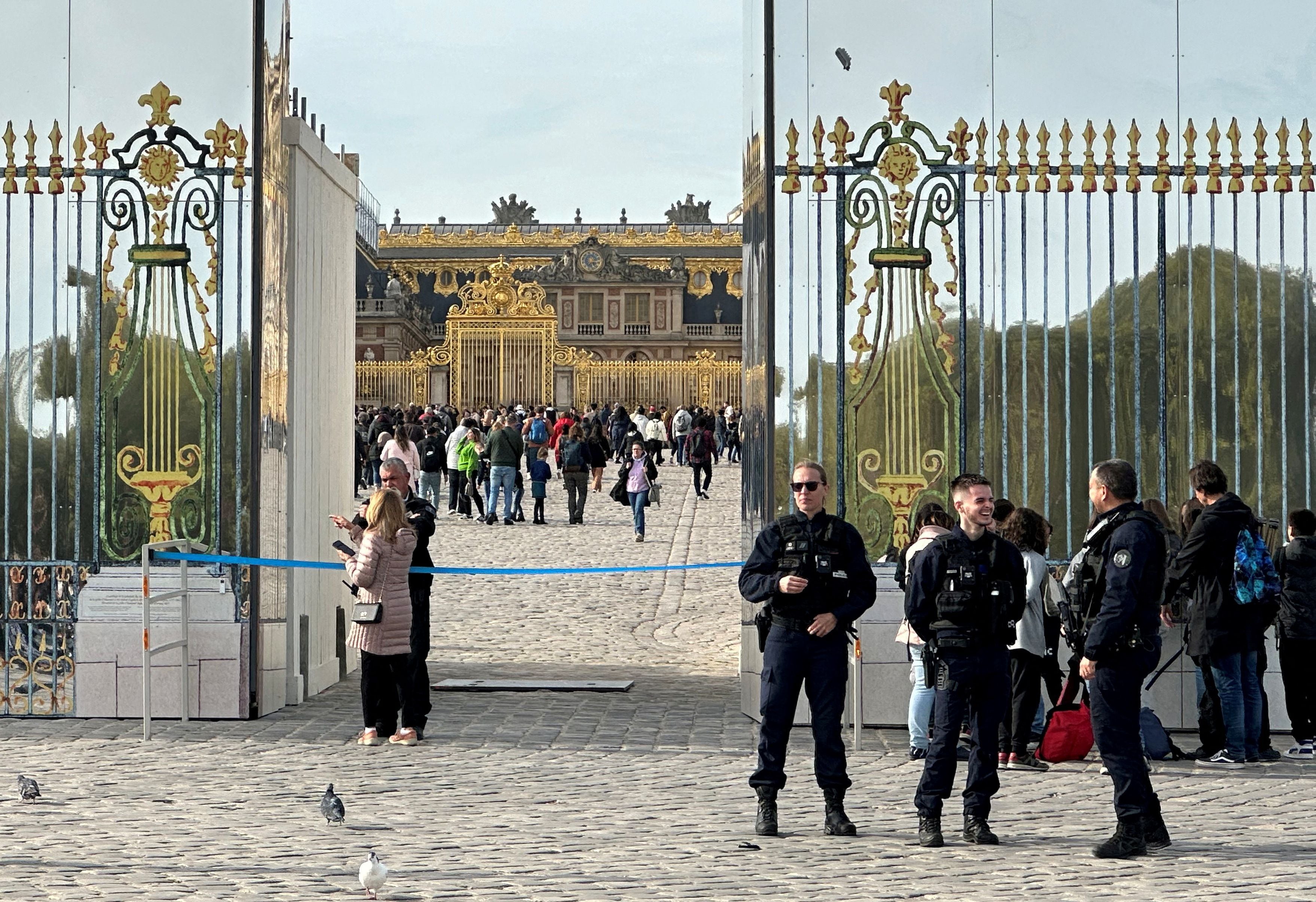 La policía francesa monta guardia frente al Chateau de Versailles (Palacio de Versalles) mientras los turistas entran de nuevo después de que el Palacio fuera evacuado por razones de seguridad, en Versalles, cerca de París, Francia, 17 de octubre de 2023. REUTERS/Clotaire Achi/Archivo