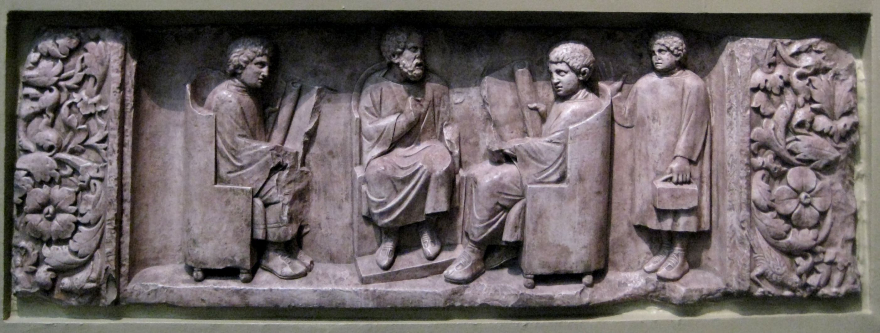 Relieve de los años 180-185 hallado cerca de Trier: muestra a un profesor con tres discípulos. (Shakko/Wikimedia Commons)
