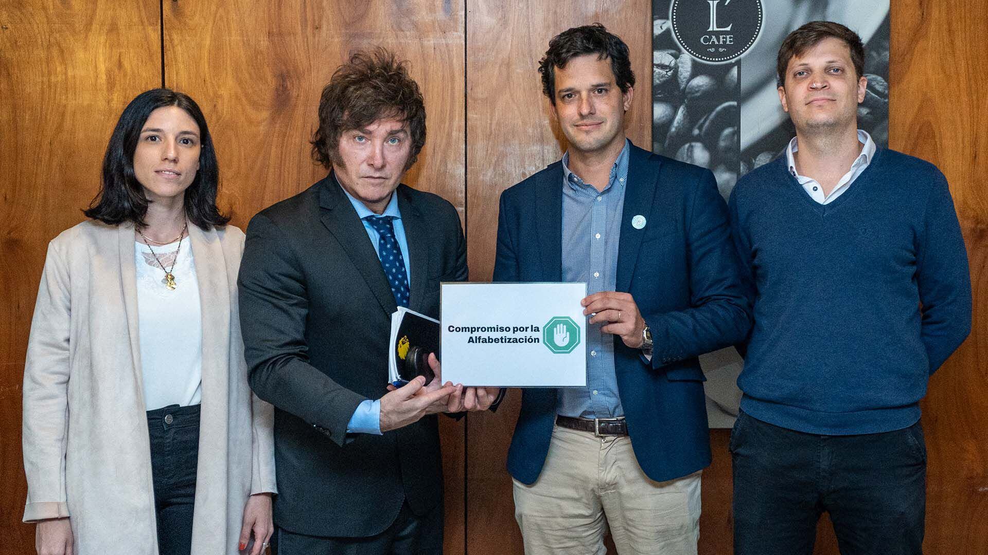 El precandidato presidencial de La Libertad Avanza, Javier Milei, tras la firma del compromiso, flanqueado por Belén de Gennaro e Ignacio Ibarzábal, respectivamente directora de Campañas y director ejecutivo de Argentinos por la Educación 