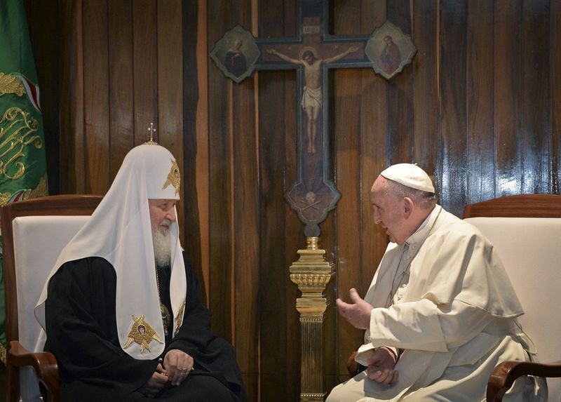 El patriarca Kirill de la Iglesia ortodoxa rusa (izquierda) y el papa Francisco de la Iglesia católica. REUTERS/Adalberto Roque