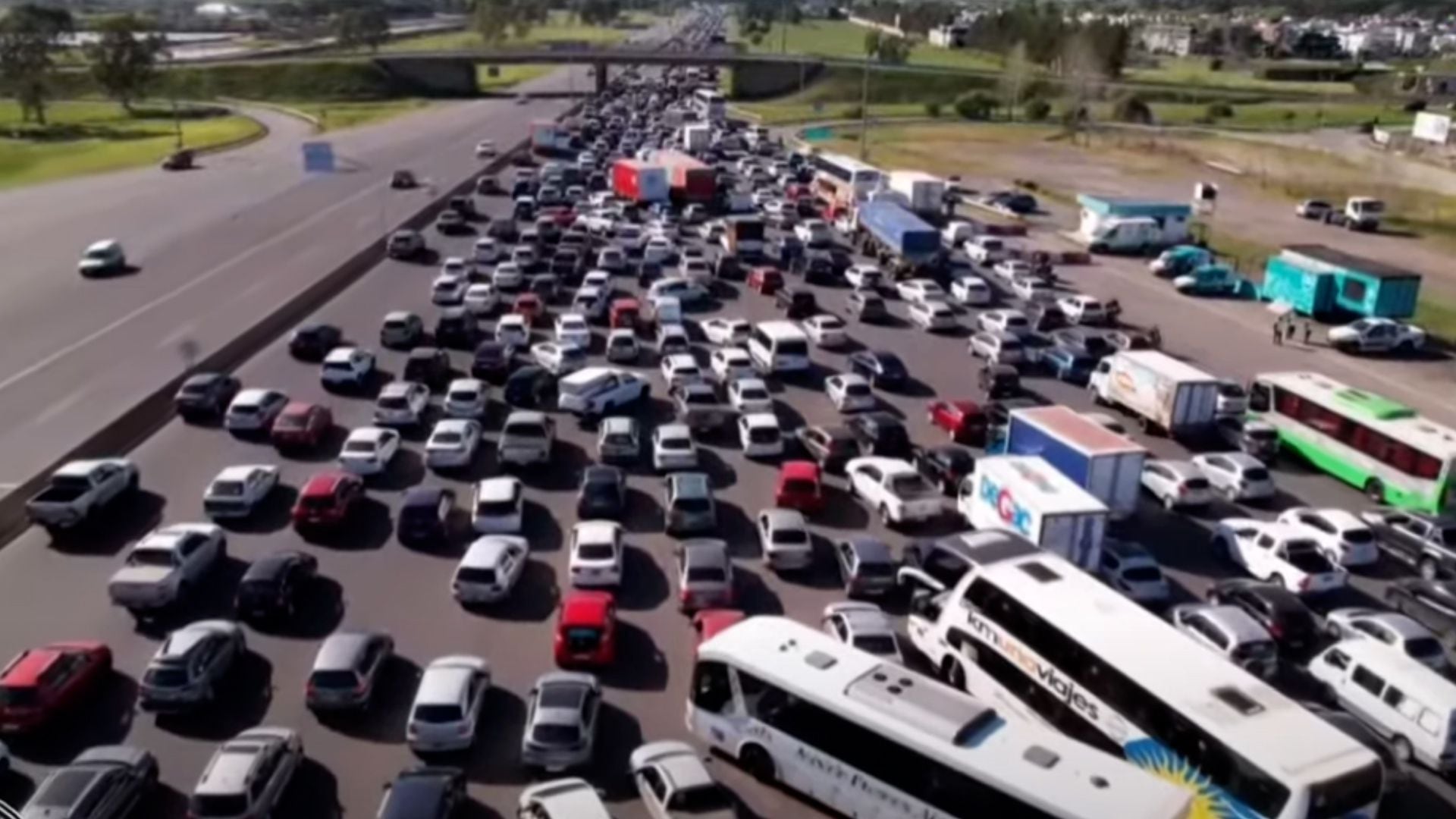 Caos de tránsito en el peaje Hudson de la autopista Buenos Aires - La Plata.