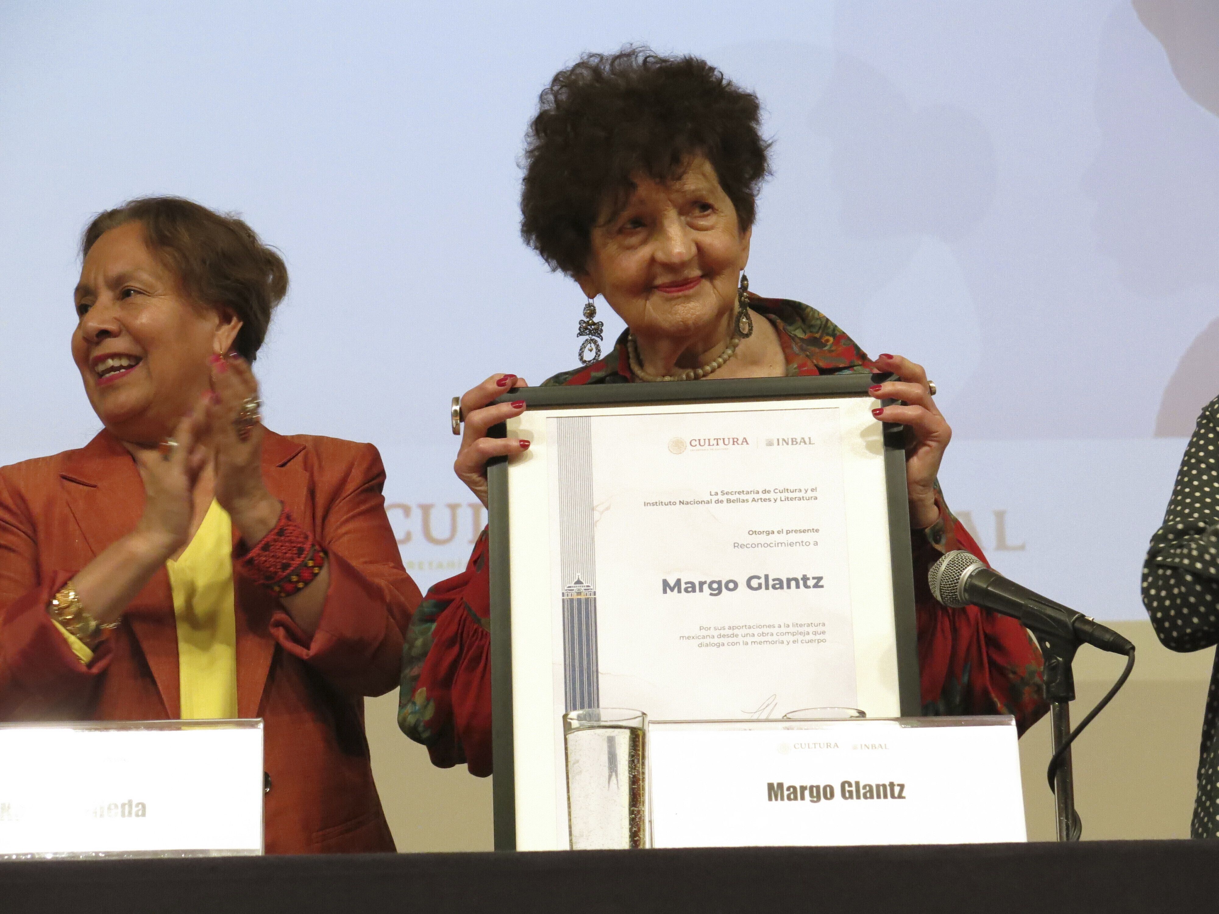 La autora mexicana Margo Glantz recibe un homenaje a la trayectoria del Instituto Nacional de Bellas Artes y Literatura de México el domingo 3 de marzo de 2024. A la izquierda está la directora general del instituto, Lucina Jiménez López