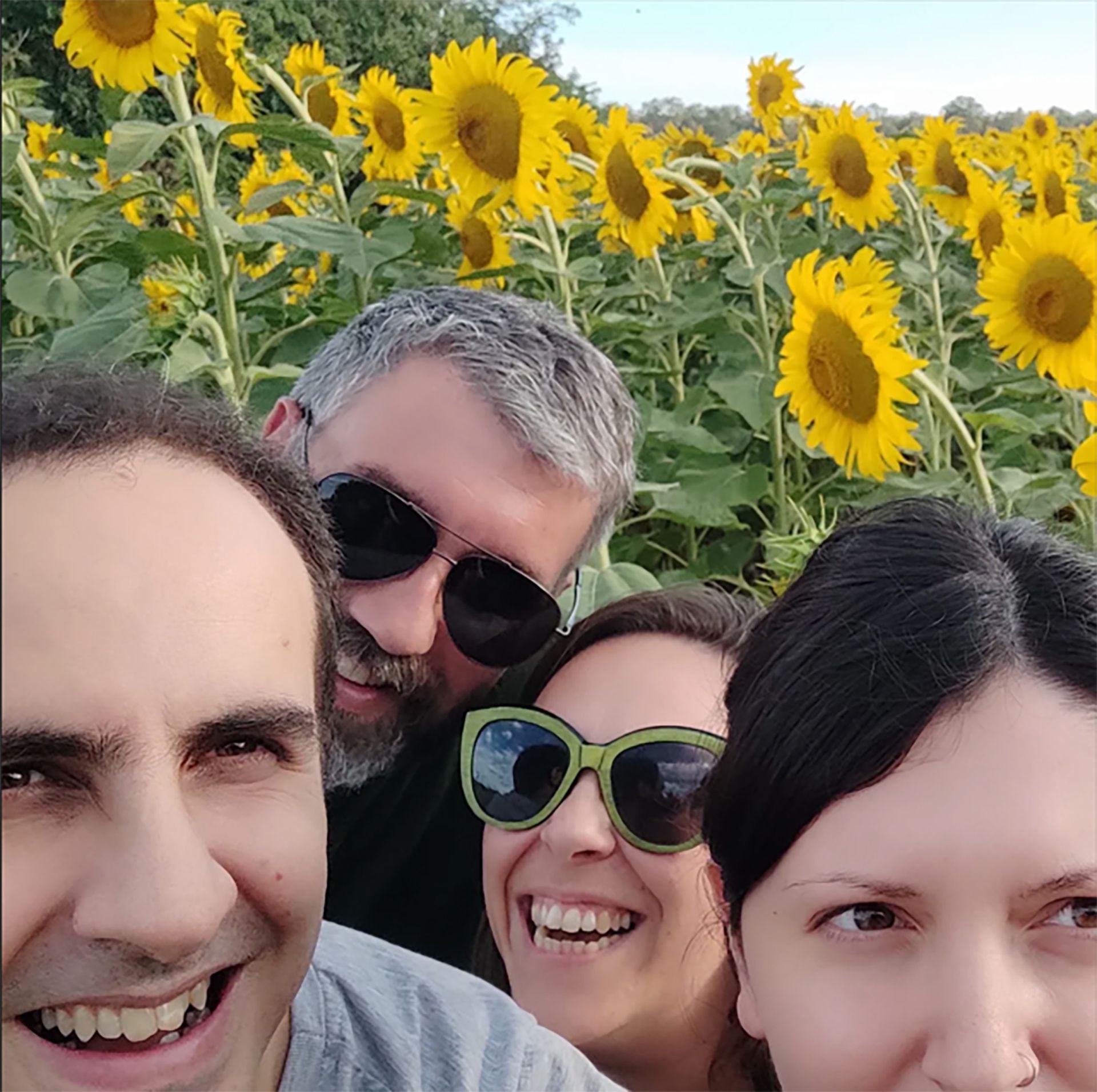 Una selfie en un campo de girasol de Pablo, Florencia, Sebastián y Cecilia