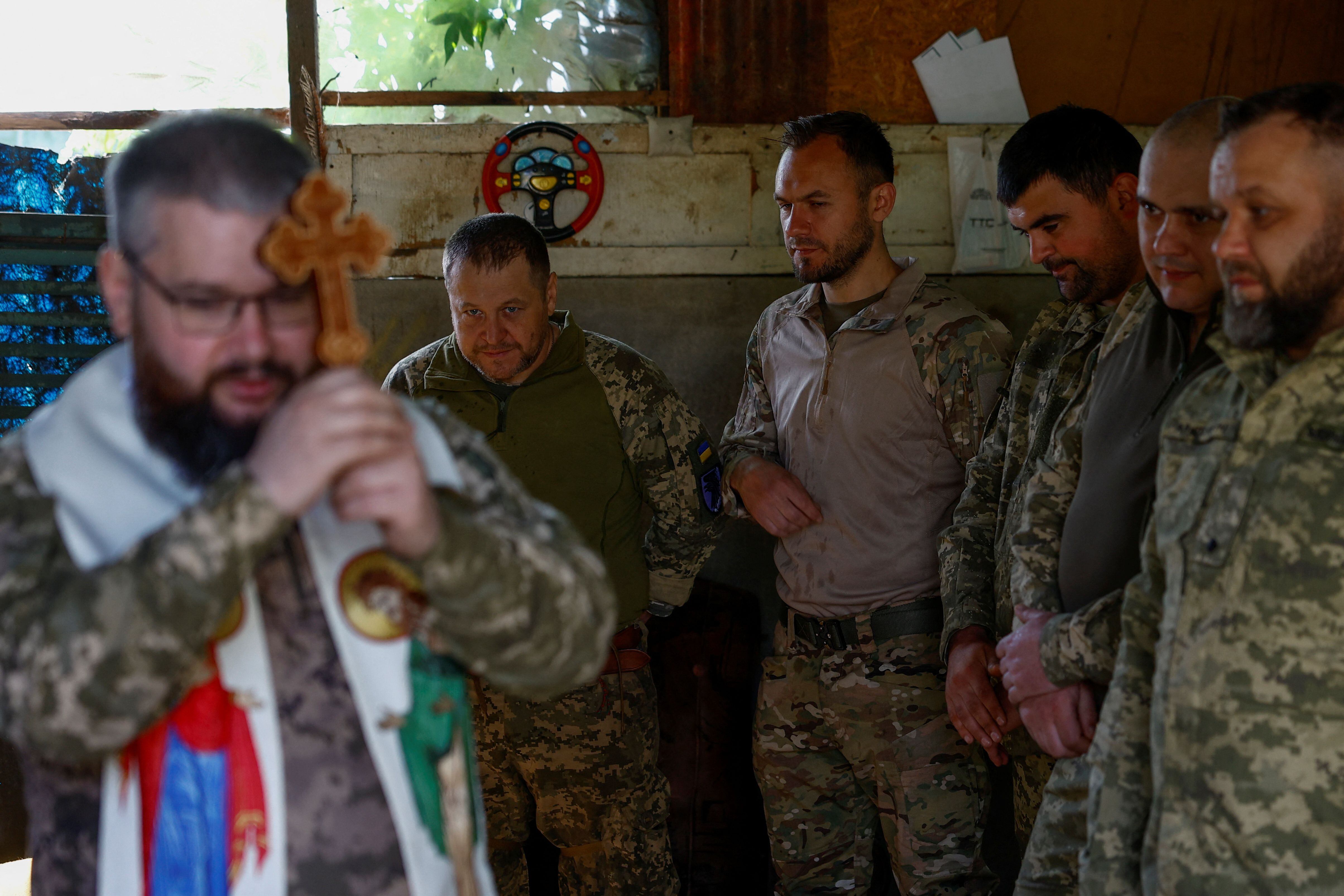 Militares ucranianos celebran una Pascua ortodoxa cerca de un frente en la región de Donetsk (REUTERS/Valentyn Ogirenko)