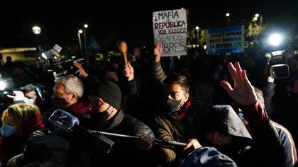 Los vecinos protestando frente a la entrada del country. (Franco Fafasuli)