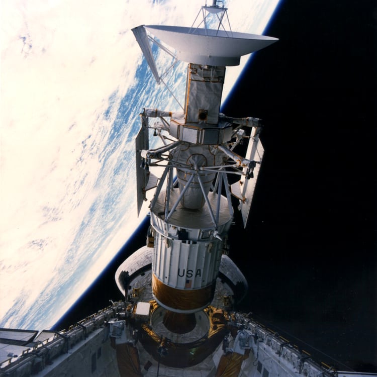 La misión Magallanes se lanzó desde la bodega del transbordador Atlantis el 4 de mayo de 1982. En la parte superior de la imagen se ve la antena de alta ganancia de la sonda. NASA