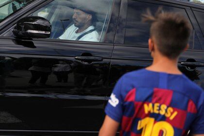 Luis Suárez llega al complejo de Barcelona para realizar pruebas de PCR (REUTERS / Nacho Doce)