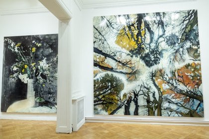 A la izquierda "Dancer in the dark" (250 × 200 cm), a la derecha "Arriba viste" (300 × 300 cm), ambas en esmalte sobre chapas
