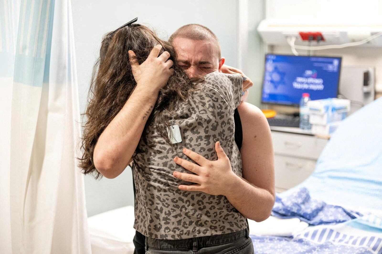 Almog conoció la noticia de la muerte de su padre, poco después de ser rescatado, cuando se reencontró con su familia en el hospital Sheba donde fue trasladado para recibir atención médica. (Ejército israelí/REUTERS)