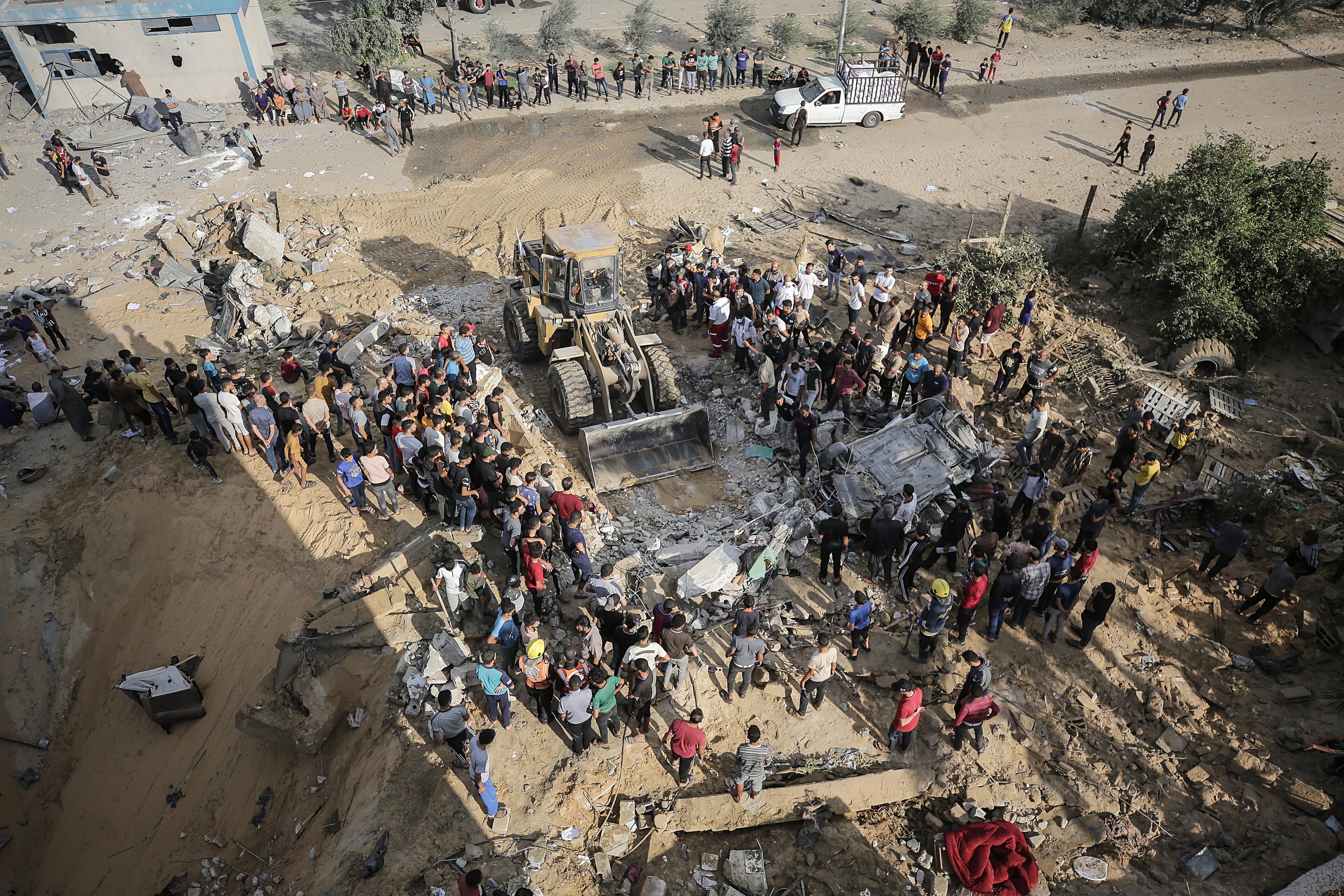 Varias personas buscan supervivientes tras un ataque aéreo de la aviación israelí en el campo de refugiados de Khan Younis al sur de la Franja de Gaza, Palestina este lunes.  EFE/ Haitham Imad
