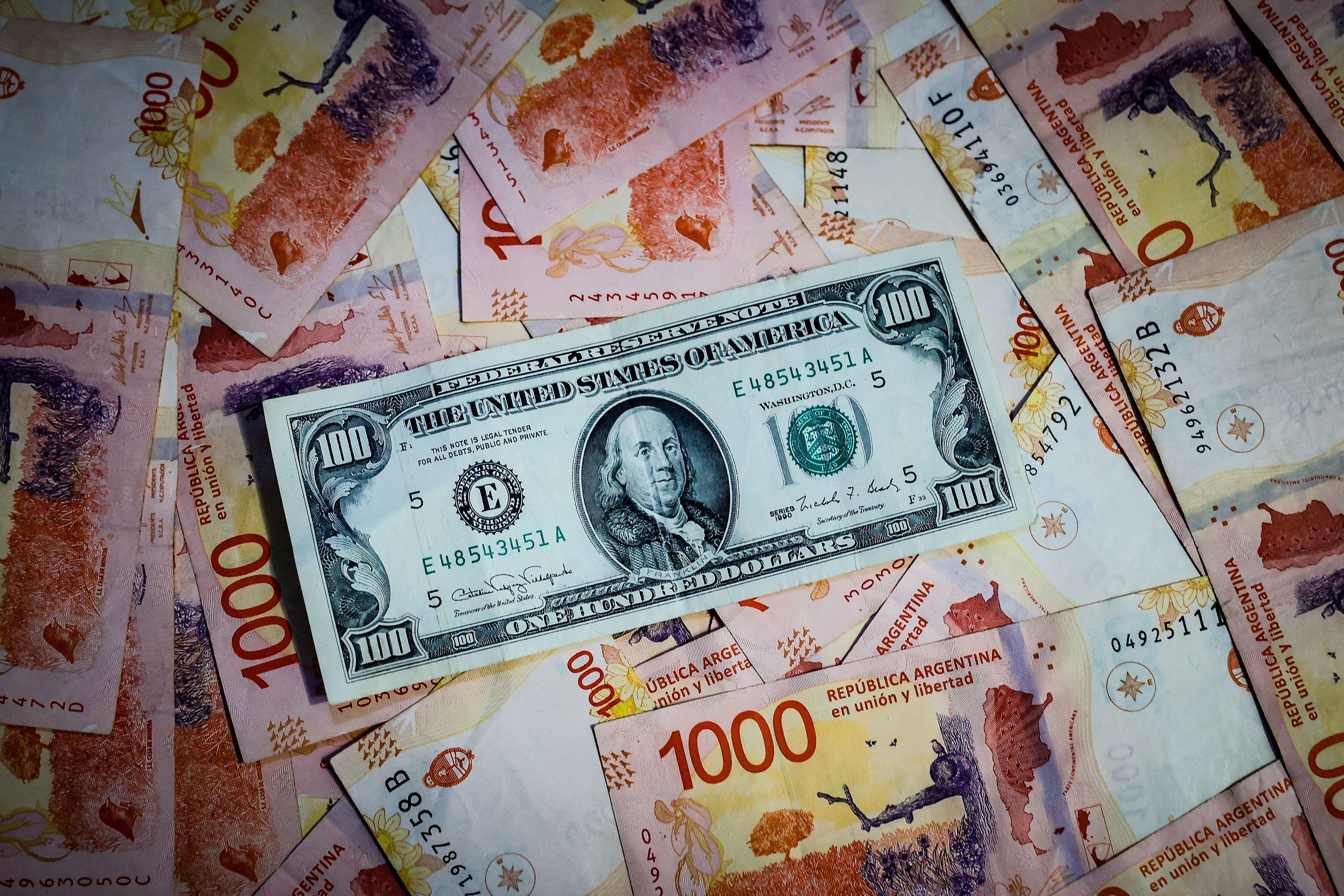 El IIF proyectó que se necesitan al menos USD 30.000 millones para canjear los pesos por dólares.
