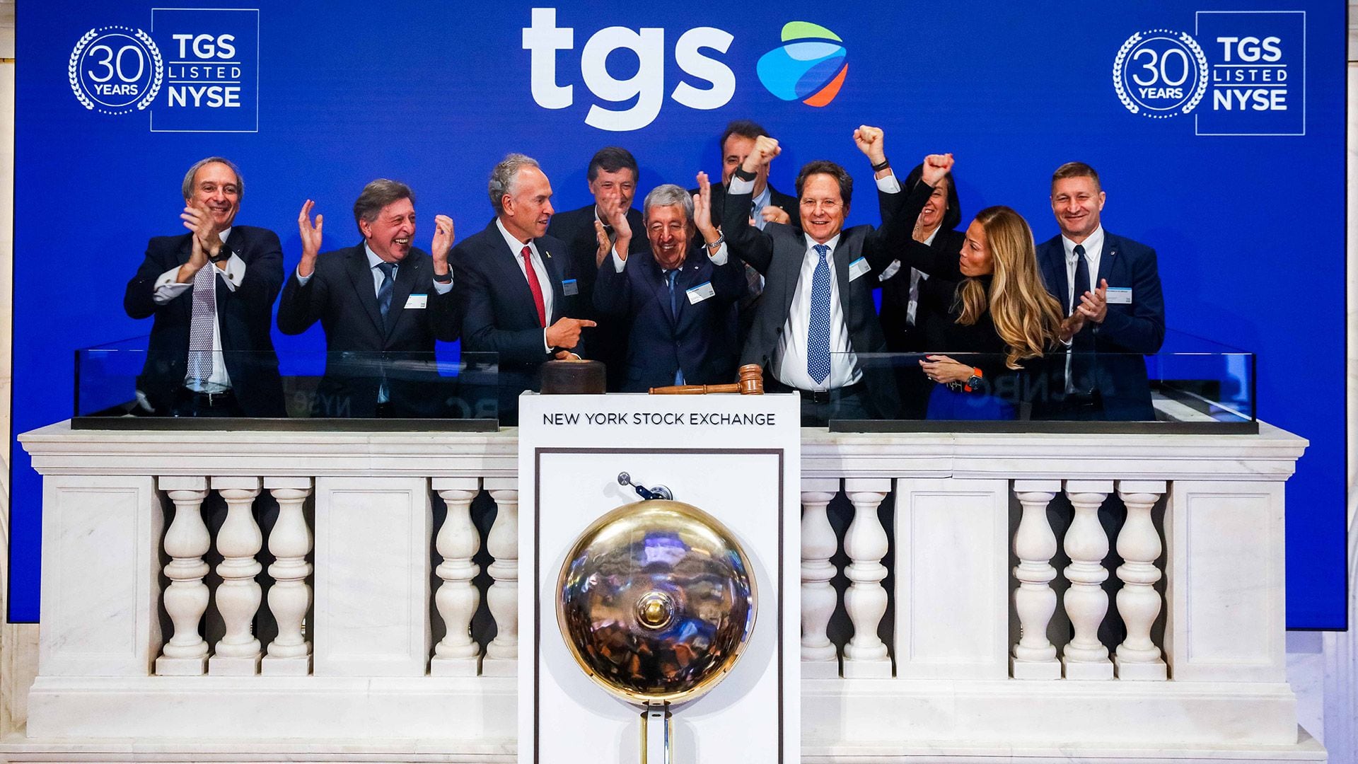 El empresario y su equipo en The Opening Bell en Wall Street