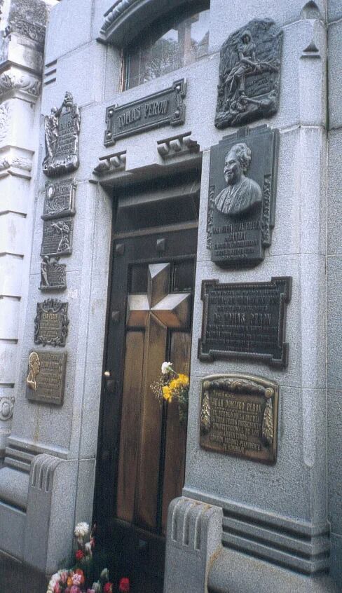 La bóveda de Juan Domingo Perón en el Cementerio de la Chacarita. Allí, un grupo de desconocidos profanó el cadáver del ex presidente argentino hace 36 años