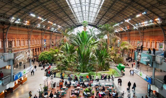 Un impresionante jardín se erige dentro de la estación Atocha, en Madrid (Getty Images)