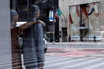 FOTO DE ARCHIVO: Tiendas de lujo cerradas en la 5ª Avenida de Manhattan durante el brote de la enfermedad del coronavirus (COVID-19) en Nueva York. 11 de mayo de 2020. REUTERS/Mike Segar