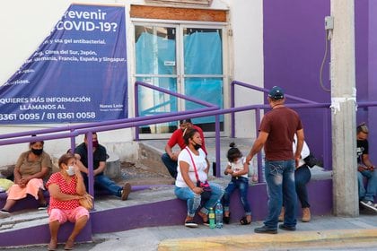 Familiares aguardan información sobre pacientes con COVID-19 frente al Hospital Regional de la ciudad de Monterrey, Nuevo León (Foto: EFE / María Julia Castañeda)