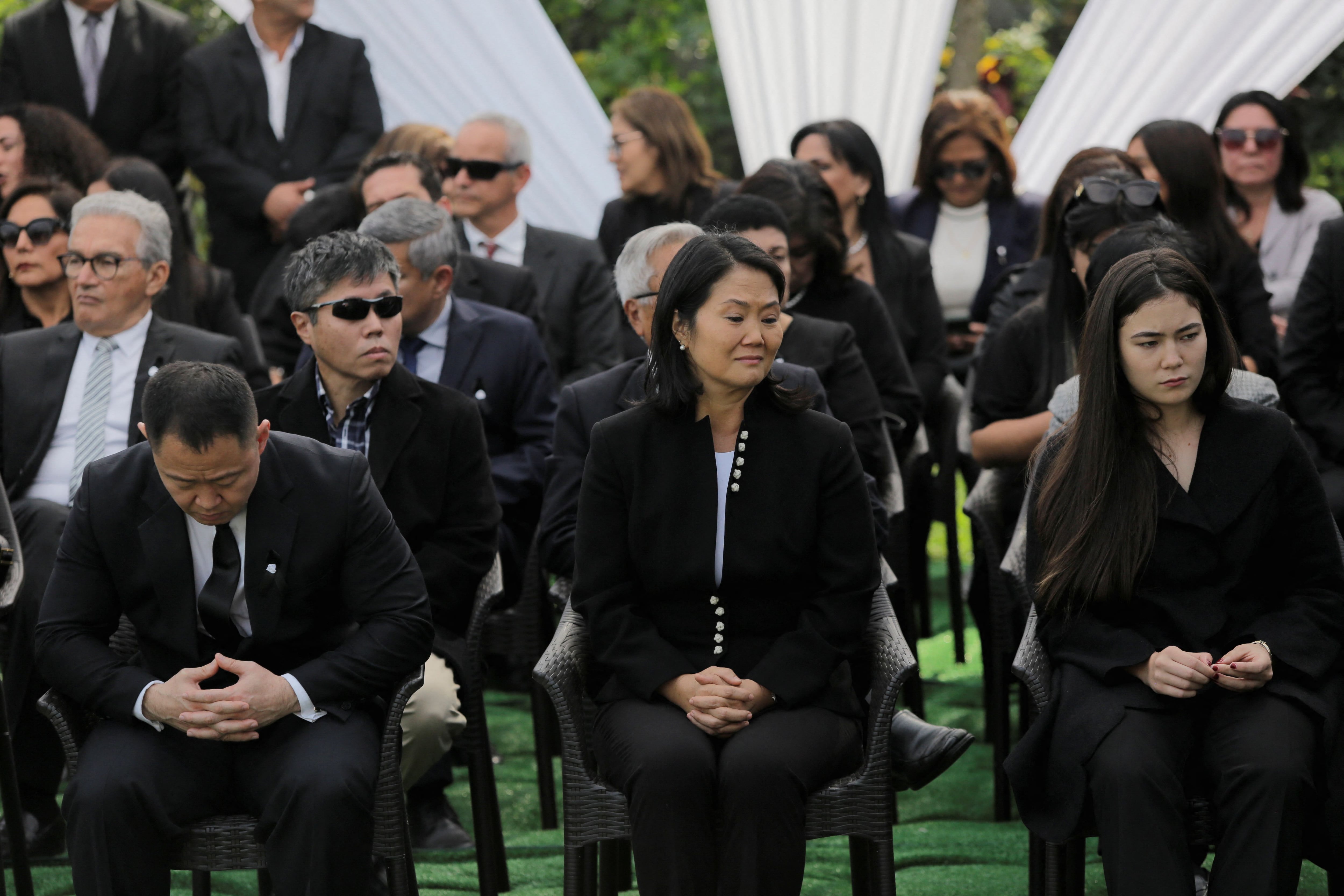 Keiko y Kenji Fujimori lloran cerca del ataúd de Alberto Fujimori, durante su funeral. Foto: Reuters/ Gerardo Marín 