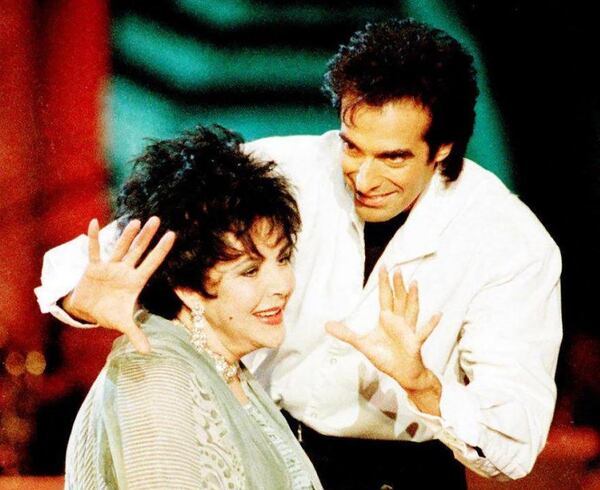 David Copperfield junto con Elizabeth Taylor en uno de sus espectáculos