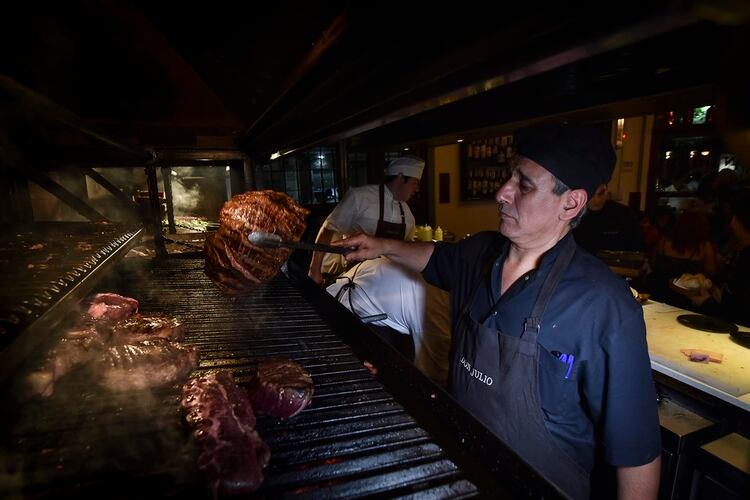 El asado y el vacío son los dos cortes más importantes. Ambos se hacen a cocción lenta, a la cruz es su mejor versión, a fuego lento, con leña y flama