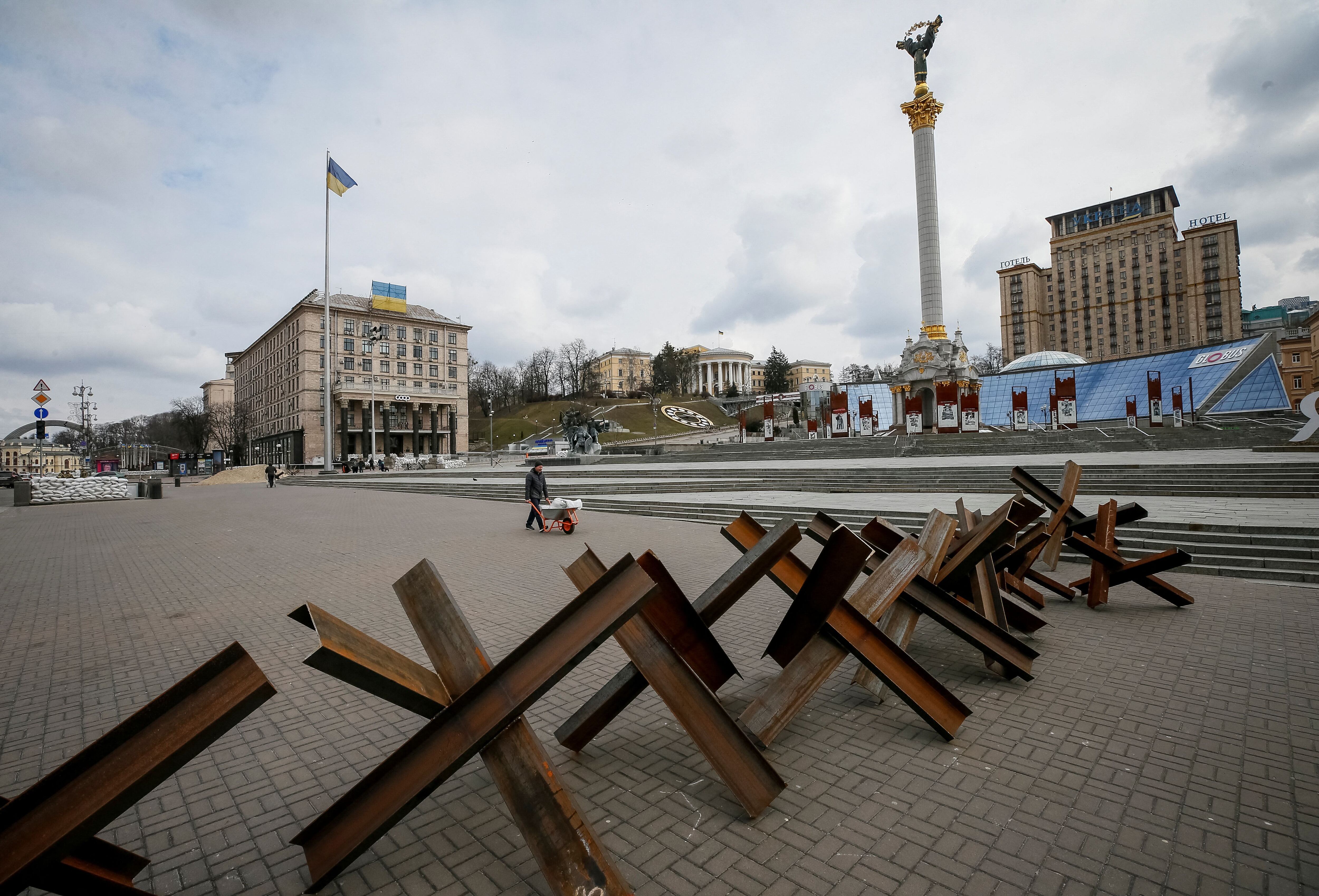 Defensas antitanque se ven en el centro de Kiev, Ucrania, el 7 de marzo de 2022. (REUTERS/Gleb Garanich)